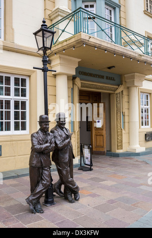 Statue von Stan Laurel und Oliver Hardy außerhalb der Krönung Hall Theatre, Ulverston, Cumbria. Stockfoto