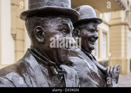 Statue von Stan Laurel und Oliver Hardy außerhalb der Krönung Hall Theatre, Ulverston, Cumbria. Stockfoto