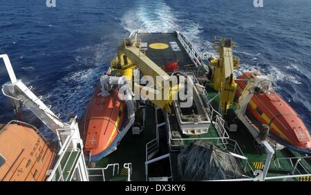 Golf von Thailand. 18. März 2014. Die "South China Sea Rescue 101" Köpfe in Richtung der Rallye Punkt in Singapur, 18. März 2014. Chinesische Rettungsschiffe, die im Standby-Modus auf den Golf von Thailand waren setzen Segel in Richtung der Versammlungsplatz in Singapur für weitere Rettung. Bildnachweis: Zhao Yingquan/Xinhua/Alamy Live-Nachrichten Stockfoto