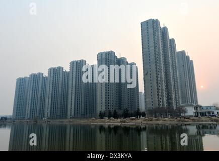 Shijiazhuang, China der Provinz Hebei. 16. März 2014. Gebäude sind im Bau in Shijiazhuang, Hauptstadt der Provinz Hebei North China, 16. März 2014. Eine statistische Pools von 70 chinesischen Großstädten sah 57 Städte Monat für Monat in neue Inlandspreise, weniger als 62 Städte im Januar steigt das National Bureau of Statistics sagte in einer Erklärung am Dienstag. © Zhu Xudong/Xinhua/Alamy Live-Nachrichten Stockfoto