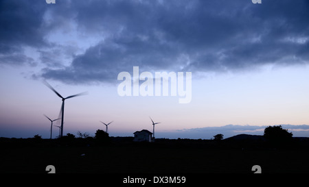 Elektro Power Generator Windkraftanlage über ein bewölkter Himmel Stockfoto