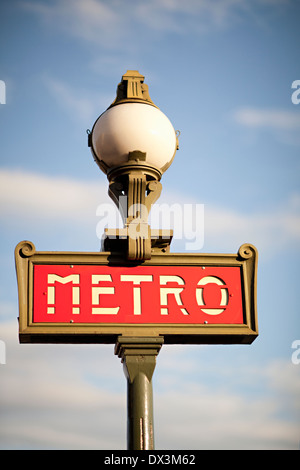 U-Bahn-Straßenlaterne Zeichen gegen sonnigen blauen Himmel mit Wolken, Paris, Frankreich, niedrigen Winkel Ansicht Stockfoto