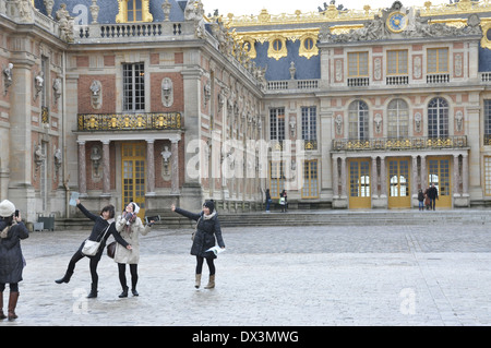 Touristen posieren und Fotografieren vor dem Palast von Versailles Stockfoto