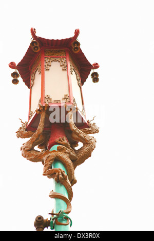 Chinatown verzierten chinesischen Straße Lampe Laterne mit Drachen, San Francisco, Kalifornien, Vereinigte Staaten, niedrigen Winkel Ansicht Stockfoto