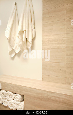 Weiße Handtücher aufhängen und aufgerollt in modernen spa Stockfoto