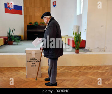 Bratislava. 15. März 2014. Die slowakischen Präsidentschaftswahlen in einem Wahllokal in Bratislava, am Samstag, 15. März 2014. Slowakische Bürger entscheiden unter den 14 Kandidaten sich für Gasparovic in eine repräsentative Post erfolgreich zu sein. Linke Ministerpräsident Robert Fico ist ein Favorit im Wahlgang am Samstag. FICO großen Herausforderer ist Andrej Kiska, der 51 jährige erfolgreiche Geschäftsmann wandte sich Philanthrop. © Jan Koller/CTK Foto/Alamy Live-Nachrichten Stockfoto