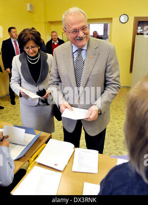 Bratislava. 15. März 2014. Slowakische Präsident Ivan Gasparovic und seine Frau Silvia Gasparovicova während der slowakischen Präsidentschaftswahlen in Bratislava, am Samstag, 15. März 2014 abgebildet. Slowakische Bürger entscheiden unter den 14 Kandidaten sich für Gasparovic in eine repräsentative Post erfolgreich zu sein. Linke Ministerpräsident Robert Fico ist ein Favorit im Wahlgang am Samstag. FICO großen Herausforderer ist Andrej Kiska, der 51 jährige erfolgreiche Geschäftsmann wandte sich Philanthrop. © Jan Koller/CTK Foto/Alamy Live-Nachrichten Stockfoto