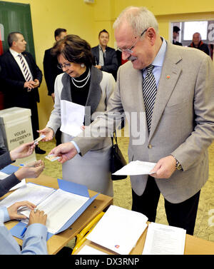 Bratislava. 15. März 2014. Slowakische Präsident Ivan Gasparovic und seine Frau Silvia Gasparovicova während der slowakischen Präsidentschaftswahlen in Bratislava, am Samstag, 15. März 2014 abgebildet. Slowakische Bürger entscheiden unter den 14 Kandidaten sich für Gasparovic in eine repräsentative Post erfolgreich zu sein. Linke Ministerpräsident Robert Fico ist ein Favorit im Wahlgang am Samstag. FICO großen Herausforderer ist Andrej Kiska, der 51 jährige erfolgreiche Geschäftsmann wandte sich Philanthrop. © Jan Koller/CTK Foto/Alamy Live-Nachrichten Stockfoto