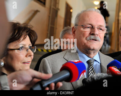 Bratislava. 15. März 2014. Slowakische Präsident Ivan Gasparovic und seine Frau Silvia Gasparovicova sprechen Medien während der slowakischen Präsidentschaftswahlen in Bratislava, am Samstag, 15. März 2014. Slowakische Bürger entscheiden unter den 14 Kandidaten sich für Gasparovic in eine repräsentative Post erfolgreich zu sein. Linke Ministerpräsident Robert Fico ist ein Favorit im Wahlgang am Samstag. FICO großen Herausforderer ist Andrej Kiska, der 51 jährige erfolgreiche Geschäftsmann wandte sich Philanthrop. © Jan Koller/CTK Foto/Alamy Live-Nachrichten Stockfoto