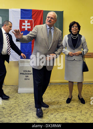 Bratislava. 15. März 2014. Slowakische Präsident Ivan Gasparovic und seine Frau Silvia Gasparovicova während der slowakischen Präsidentschaftswahlen in Bratislava, am Samstag, 15. März 2014 abgebildet. Slowakische Bürger entscheiden unter den 14 Kandidaten sich für Gasparovic in eine repräsentative Post erfolgreich zu sein. Linke Ministerpräsident Robert Fico ist ein Favorit im Wahlgang am Samstag. FICO großen Herausforderer ist Andrej Kiska, der 51 jährige erfolgreiche Geschäftsmann wandte sich Philanthrop. © Jan Koller/CTK Foto/Alamy Live-Nachrichten Stockfoto