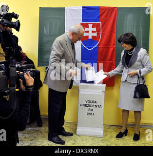 Bratislava. 15. März 2014. Slowakische Präsident Ivan Gasparovic und seine Frau Silvia Gasparovicova warf ihre Stimmzettel für die slowakischen Präsidentschaftswahlen in Bratislava, am Samstag, 15. März 2014. Slowakische Bürger entscheiden unter den 14 Kandidaten sich für Gasparovic in eine repräsentative Post erfolgreich zu sein. Linke Ministerpräsident Robert Fico ist ein Favorit im Wahlgang am Samstag. FICO großen Herausforderer ist Andrej Kiska, der 51 jährige erfolgreiche Geschäftsmann wandte sich Philanthrop. © Jan Koller/CTK Foto/Alamy Live-Nachrichten Stockfoto