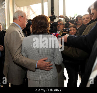 Bratislava. 15. März 2014. Slowakische Präsident Ivan Gasparovic und seine Frau Silvia Gasparovicova sprechen Medien während der slowakischen Präsidentschaftswahlen in Bratislava, am Samstag, 15. März 2014. Slowakische Bürger entscheiden unter den 14 Kandidaten sich für Gasparovic in eine repräsentative Post erfolgreich zu sein. Linke Ministerpräsident Robert Fico ist ein Favorit im Wahlgang am Samstag. FICO großen Herausforderer ist Andrej Kiska, der 51 jährige erfolgreiche Geschäftsmann wandte sich Philanthrop. © Jan Koller/CTK Foto/Alamy Live-Nachrichten Stockfoto