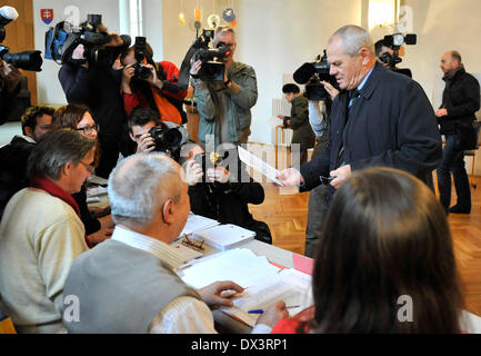 Bratislava. 15. März 2014. Kandidat Milan Knazko abgebildet bei den slowakischen Präsidentschaftswahlen in Bratislava, am Samstag, 15. März 2014. Slowakische Bürger entscheiden unter den 14 Kandidaten sich für Gasparovic in eine repräsentative Post erfolgreich zu sein. Linke Ministerpräsident Robert Fico ist ein Favorit im Wahlgang am Samstag. FICO großen Herausforderer ist Andrej Kiska, der 51 jährige erfolgreiche Geschäftsmann wandte sich Philanthrop. Knazko war eine führende Persönlichkeit der 1989 Samtenen Revolution, die kommunistische Herrschaft in der Tschechoslowakei endete. © Jan Koller/CTK Foto/Alamy Live-Nachrichten Stockfoto