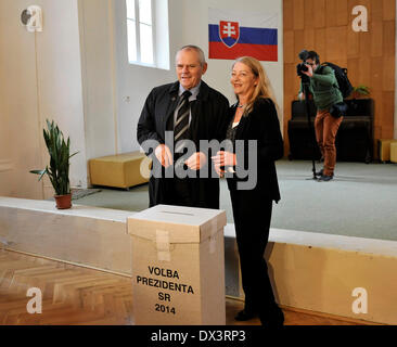 Kandidat Milan Knazko und seine Frau Eugenia Knazkova warf ihre Stimmzettel für die slowakischen Präsidentschaftswahlen in Bratislava, am Samstag, 15. März 2014. Slowakische Bürger entscheiden unter den 14 Kandidaten sich für Gasparovic in eine repräsentative Post erfolgreich zu sein. Linke Ministerpräsident Robert Fico ist ein Favorit im Wahlgang am Samstag. FICO großen Herausforderer ist Andrej Kiska, der 51 jährige erfolgreiche Geschäftsmann wandte sich Philanthrop. Knazko war eine führende Persönlichkeit der 1989 Samtenen Revolution, die kommunistische Herrschaft in der Tschechoslowakei endete. (CTK Foto/Jan Koller) Stockfoto