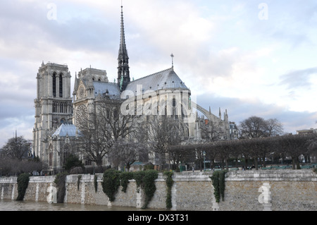 Süd-östlichen Aspekt der Kathedrale Notre-Dame von Pont de l'Archevêché, Abend-Fluss gesehen Stockfoto