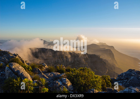 Cloud-Rollen In mehr als zwölf Apostel bei Sonnenuntergang Stockfoto