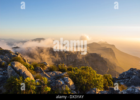 Cloud-Rollen In mehr als zwölf Apostel bei Sonnenuntergang Stockfoto