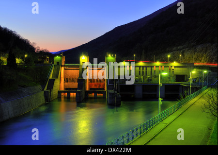 Wasserkraft Strom-Kraftwerk in der Abenddämmerung Stockfoto