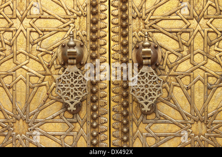Die goldenen Türklopfer des königlichen Palastes in Fes, Marokko Stockfoto