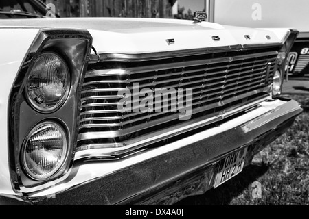 Detail von der Vorderseite des Full-Size-Autos Ford Galaxie 500 (Dritte Generation), schwarz / weiß Stockfoto