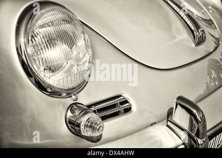 Detail von der Vorderseite des Sportwagens Porsche 356, schwarz und weiß Stockfoto