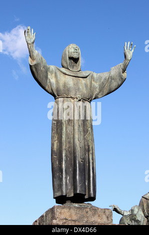 Statue des Heiligen Franziskus in San Giovanni in Laterano Platz in Rom, Italien Stockfoto