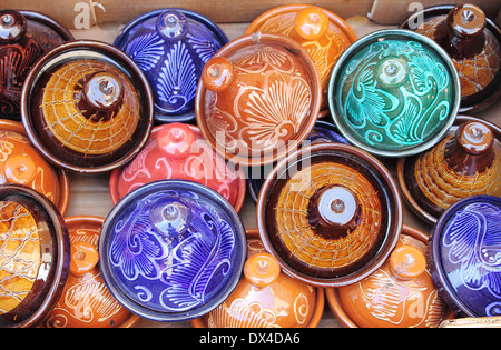 Bunte Tajines zum Verkauf an einem Marktstand Stockfoto