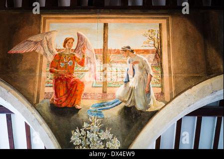 Geflügelte Engel-Funktionen in einem religiösen Wandgemälde in eine englische Kirche Stockfoto