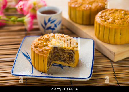 Mooncake und Tee, chinesische Mitte Herbst Festival Essen. Stockfoto