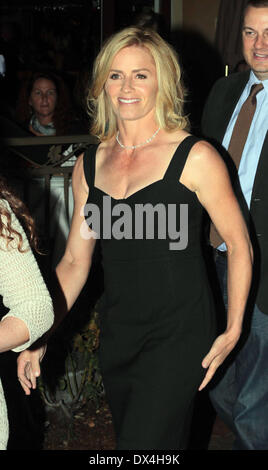 Elisabeth Shue der Los-Angeles-Premiere von "Chasing Mavericks" im Grove - außerhalb Ankünfte Los Angeles, Kalifornien - 18.10 Uhr. Stockfoto