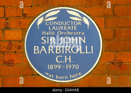 London, England, Vereinigtes Königreich. Blaue Plakette - Geburtsort von Sir John Barbirolli (Dirigent, 1899-1970) in Southampton Row, Camden