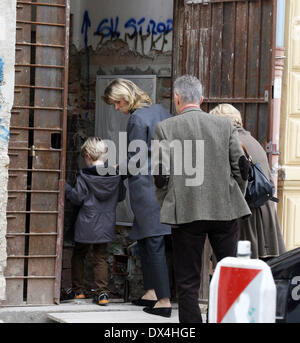 Eva Herzigova mit ihrem Partner, Gregorio Marsiaj und Familie Blick auf ein Gebäude-Projekt mit: Eva Herzigova Where: Prag Stockfoto