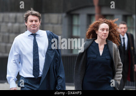 18. März 2014. Old Bailey, London, UK. Die Studie des ehemaligen News International Chief Executive Rebekah Brooks, Andy Coulson und andere im Zusammenhang mit angeblichen Handy-Hacker in der ehemaligen Zeitung News der Welt, weiterhin im Old Bailey, London. Im Bild: Charlie & Rebekah Brooks Credit: Lee Thomas/Alamy Live-Nachrichten Stockfoto