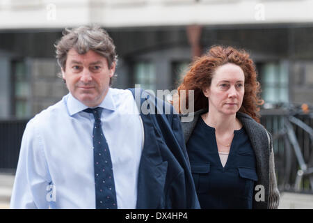 18. März 2014. Old Bailey, London, UK. Die Studie des ehemaligen News International Chief Executive Rebekah Brooks, Andy Coulson und andere im Zusammenhang mit angeblichen Handy-Hacker in der ehemaligen Zeitung News der Welt, weiterhin im Old Bailey, London. Im Bild: Charlie & Rebekah Brooks Credit: Lee Thomas/Alamy Live-Nachrichten Stockfoto