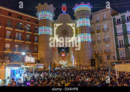 Valencia, Spanien. 17. März 2014. "Von Tür zu Tür" zeigt das 800.000 LED Licht-Projekt für "Sueca Literato Azorin" eine anspruchsvolle und einzigartige Choreographie aus Licht, Farbe und Klang. Bildnachweis: Matthi/Alamy Live-Nachrichten Stockfoto