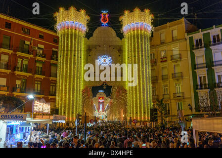 Valencia, Spanien. 17. März 2014. "Von Tür zu Tür" zeigt das 800.000 LED Licht-Projekt für "Sueca Literato Azorin" eine anspruchsvolle und einzigartige Choreographie aus Licht, Farbe und Klang. Bildnachweis: Matthi/Alamy Live-Nachrichten Stockfoto