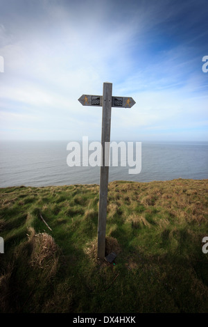 Eine Richtung Wegweiser auf einem Hügel mit Blick auf das Meer in Aberystwyth, Wales, Vereinigtes Königreich. Stockfoto