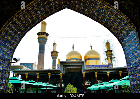 Khadimiya, Bagdad, Irak - 5. Juni 2013: Die Al-Kādhimiya Moschee ist ein Schrein befindet sich im Stadtteil Kādhimayn von Bagdad, Irak. Stockfoto