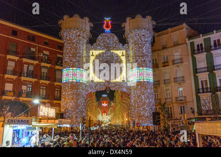 Valencia, Spanien. 17. März 2014. "Von Tür zu Tür" zeigt das 800.000 LED Licht-Projekt für "Sueca Literato Azorin" eine anspruchsvolle und einzigartige Choreographie aus Licht, Farbe und Klang. Bildnachweis: Matthi/Alamy Live-Nachrichten Stockfoto