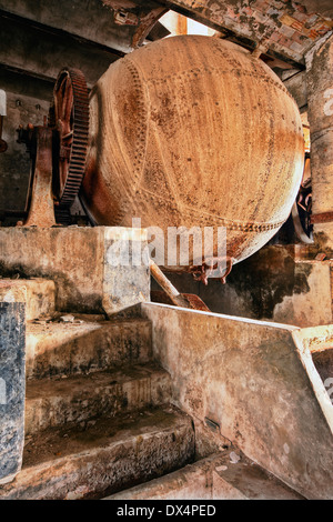 Verlassene Maschinen in einer alten Papierfabrik. Stockfoto