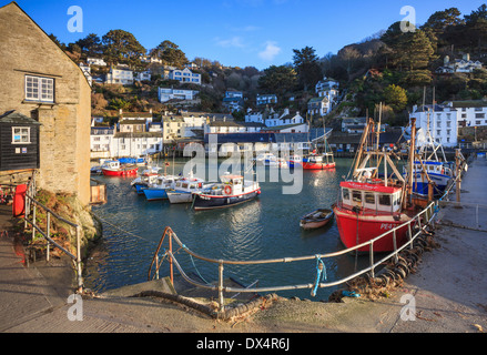 Hafen von Polperro in Cornwall bei Flut erfasst Stockfoto