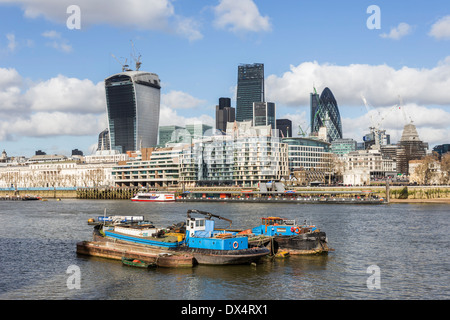 Blick vom South Bank Themse zeigen den Bau der Walkie-Talkie und die Cheesegrater Stockfoto