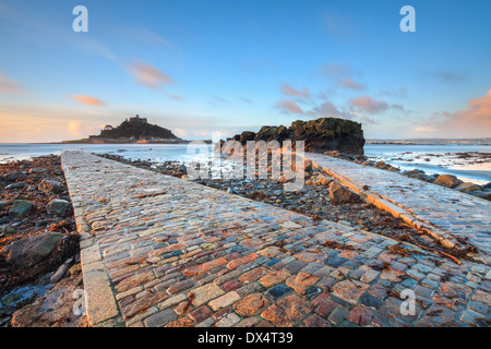 St. Michaels Mount in Cornwall bei Sonnenaufgang aus dem Damm erfasst Stockfoto