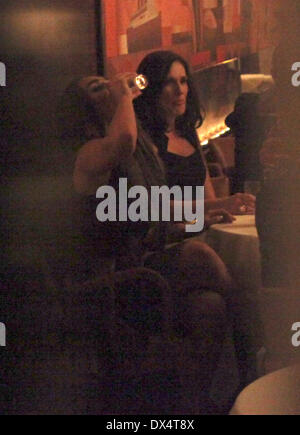 Tamara Ecclestone genießt einen Drink mit Freunden an C London Restaurant London, England - 22.10.12 n Clegg / Stockfoto