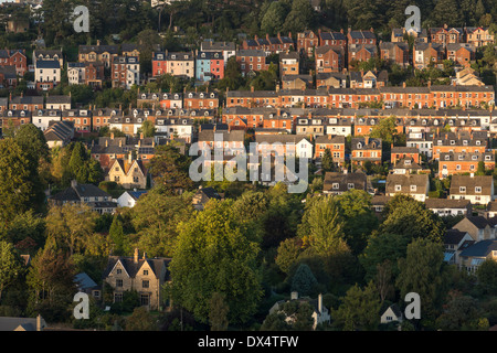 Reihen von Häusern auf dem Hügel in Cotswold Marktstadt von Stroud, Gloucestershire, UK Stockfoto