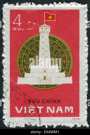 Briefmarke gedruckt in Vietnam zeigt Bronze Trommel und Thang Long Flagge Turm, Hanoi, Stockfoto
