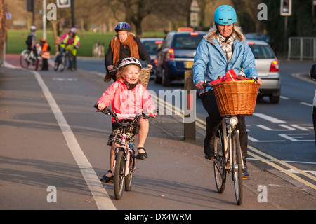 Frau und Kind über einen eigenen Radweg in Cambridge, Großbritannien Stockfoto