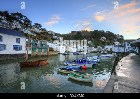 Boote im Hafen von Polperro erfasst bei Sonnenaufgang Stockfoto