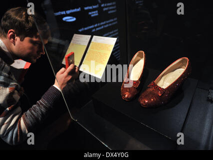 Der Zauberer von Oz - Judy Garland als Dorothy Gale Hollywood Kostüm - drücken Sie die Ansicht des Victoria and Albert Museum. London, England - 17.10.12 mit: der Zauberer von Oz - Judy Garland als Dorothy Gale wo: London, Vereinigtes Königreich bei: 17. Oktober 2012 Stockfoto