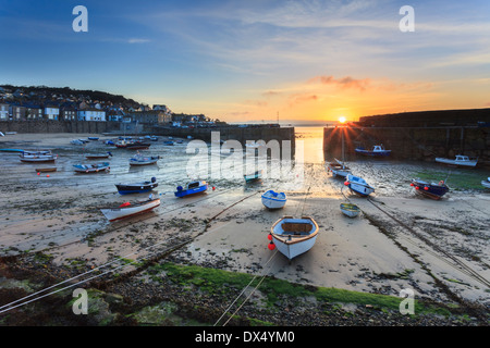 Mousehole Harbour in Cornwall erfasst bei Sonnenaufgang Stockfoto